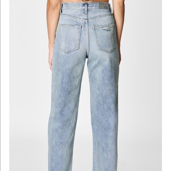 Cute high wasted blue denim jeans with rips